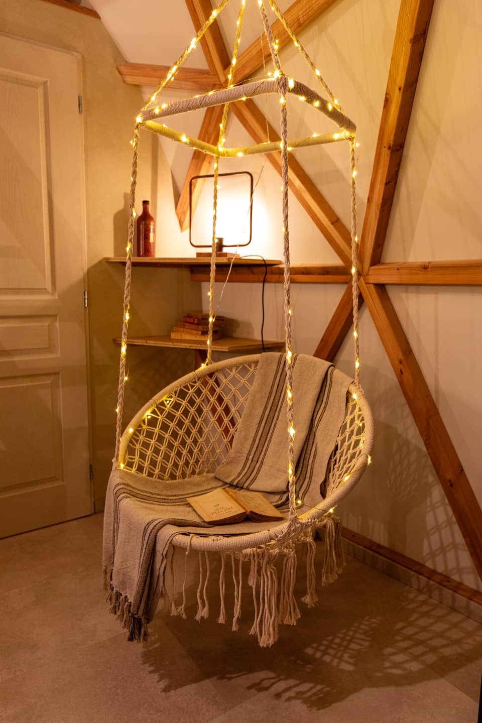 Chaise suspendue dans le dôme