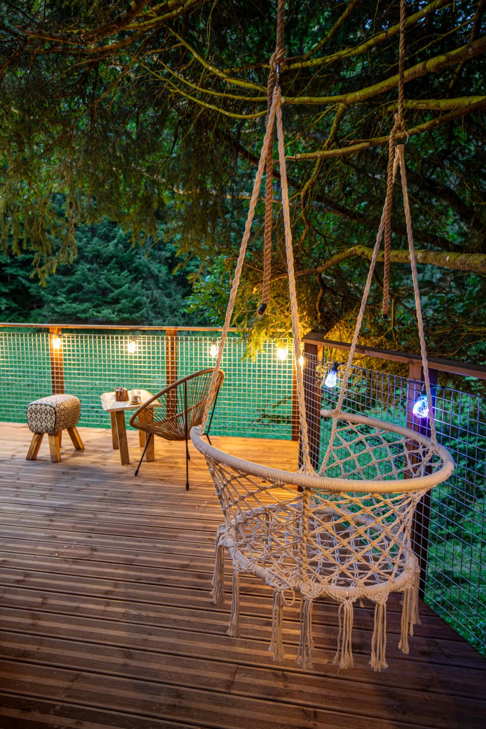 Chaise suspendue sur la terrasse du dôme