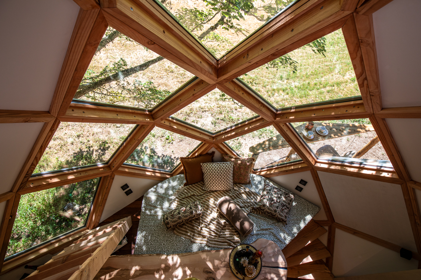 Salle de bain privative avec douche et mosaïque au sol