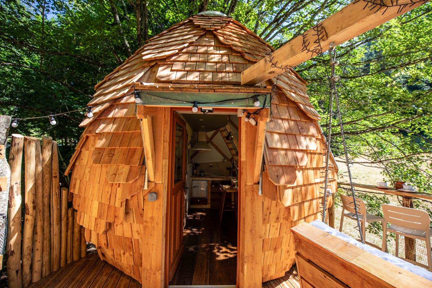 Intérieur de la cabane perchée en bois – cocon romantique pour deux