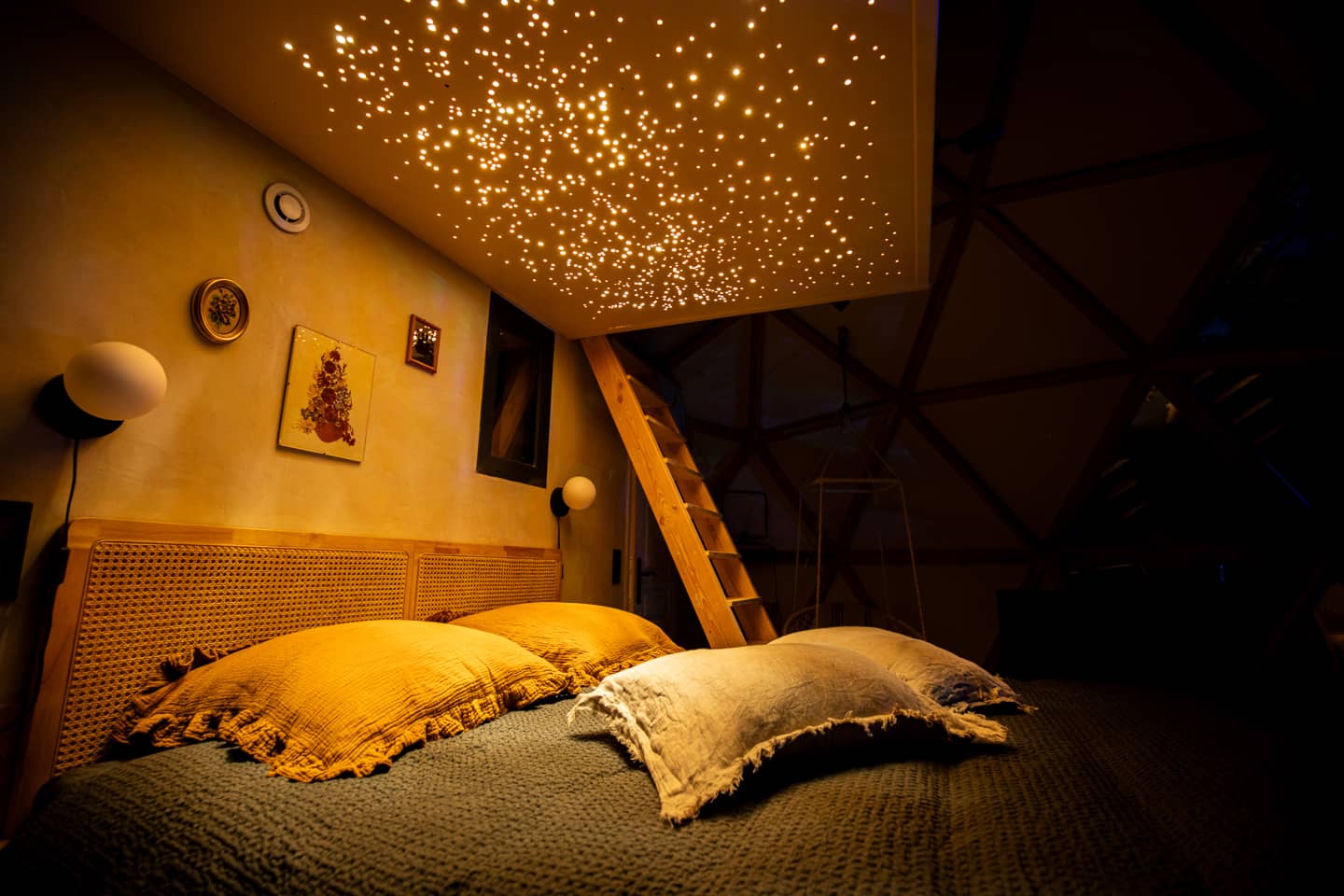 Plafond étoilé du dôme, hébergement insolite à Autrans