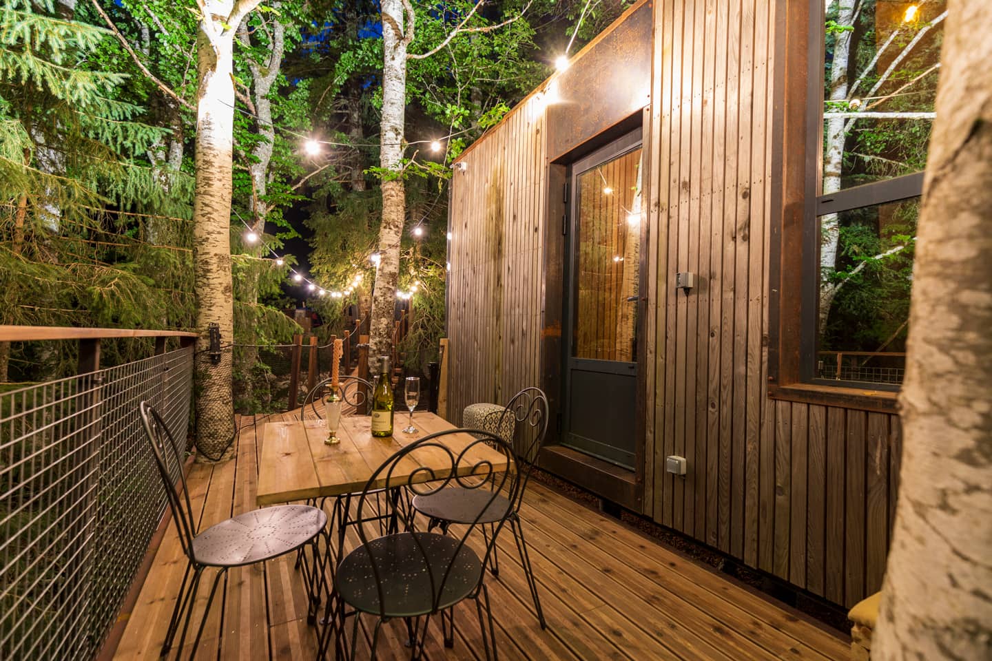 Terrasse en bois de la cabane perchée La Résilience, à Autrans